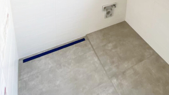 FESA – Das Fliesenteam schafft im Raum Leipzig ansprechende Lösungen für ein barriere&shy;freies Bad.