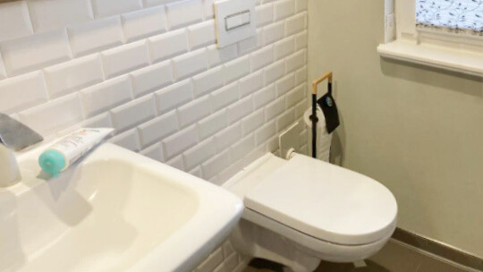 FESA – Das Fliesenteam: Unsere Fliesenleger modernisieren Bad und Gäste-‍WC in Leipzig und Umgebung.