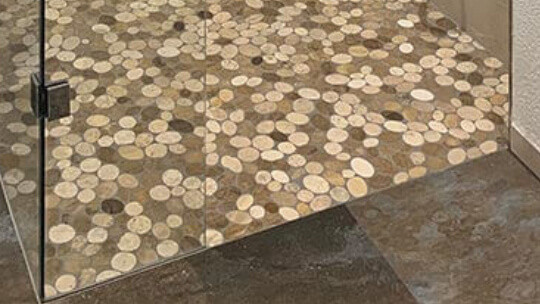 Ob bei der Verlegung von Natursteinen oder bei Mosaikarbeiten: Die Fliesenleger der Firma FESA – Das Fliesenteam arbeiten sauber, schnell und kompromisslos gut.